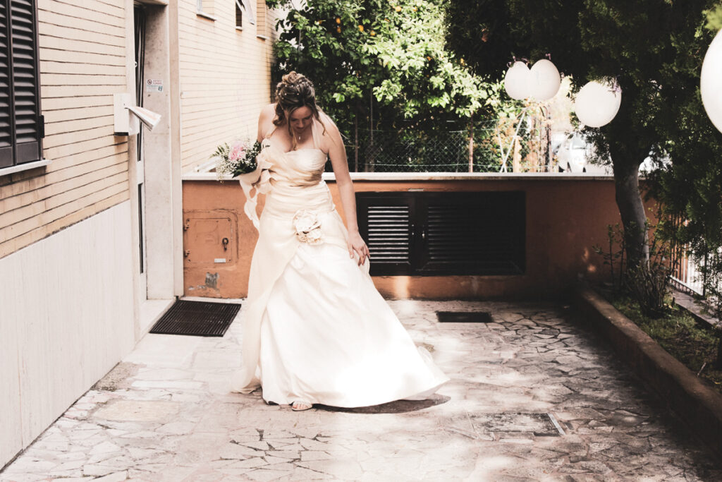 The bride leaves her house before the ceremony