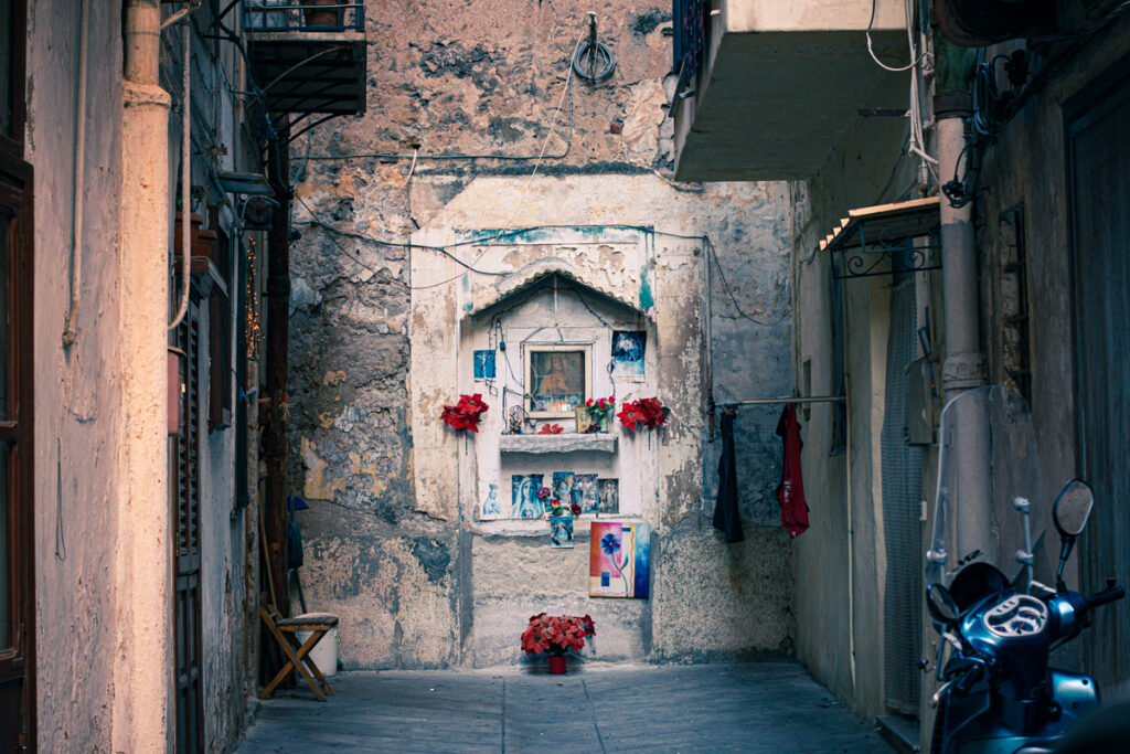 Palermo, piccolo altare in strada, small altar in the street