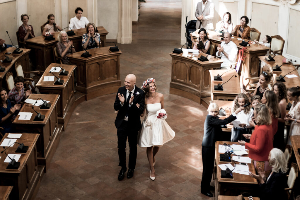 the couple enter the town hall among the applause of the guests