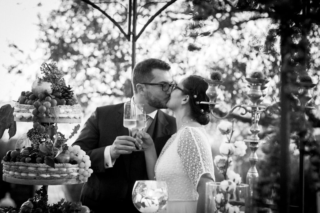 the kiss of the newlyweds during the cutting of the wedding cake