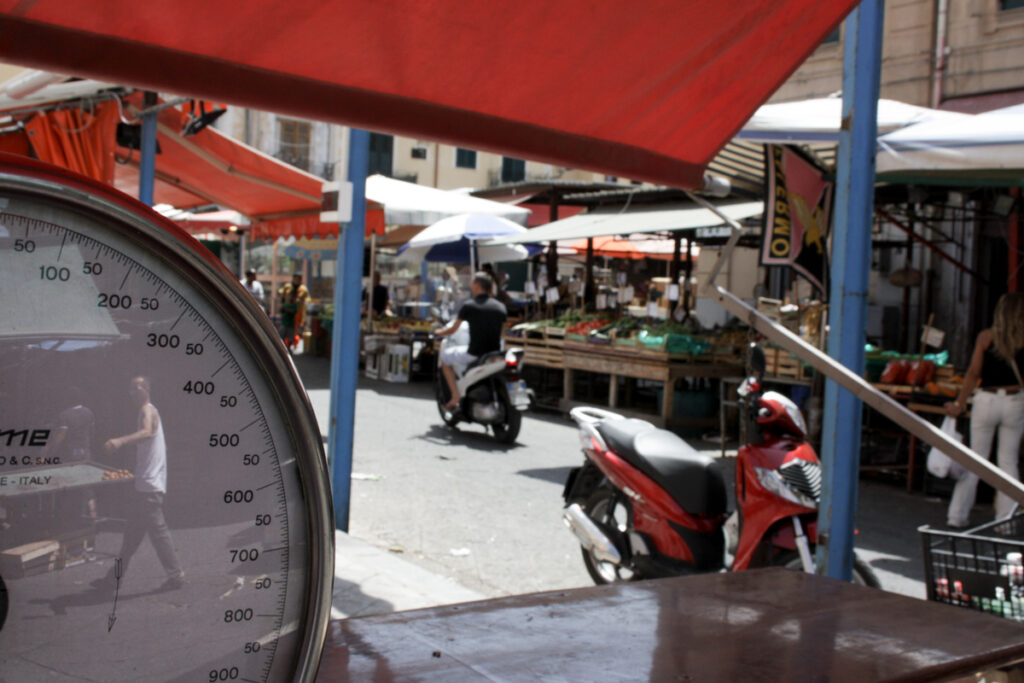 Palermo, bilancia al mercato di Ballarò, Ballarò Market 