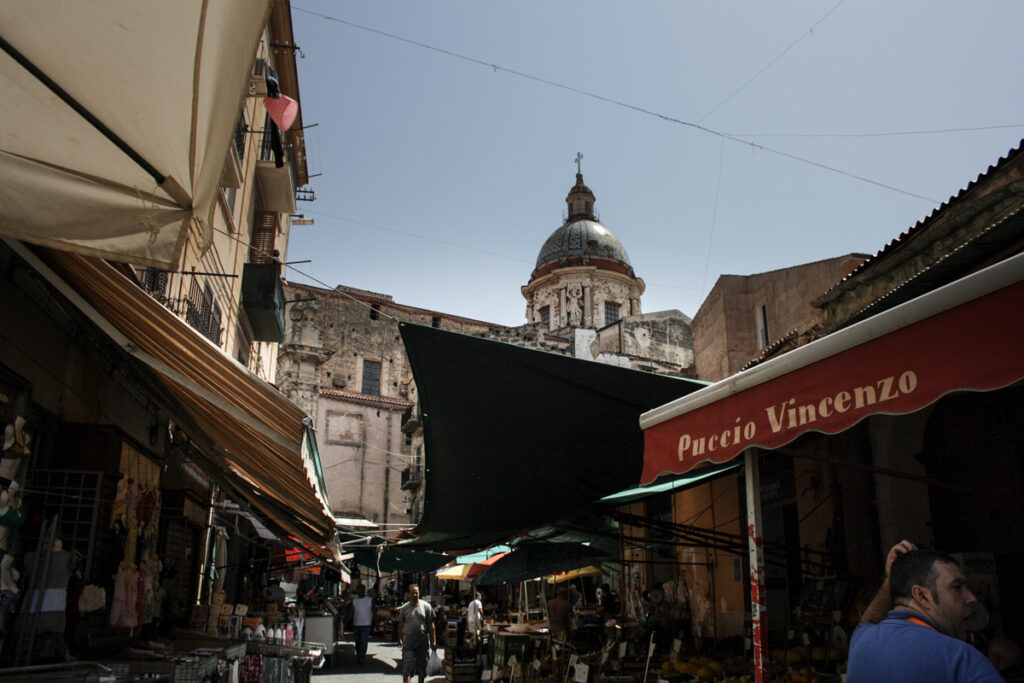 Palermo, mercato di Ballarò con cupola della Chiesa del Carmine, Ballarò Market with the view of the dome of Carmine Church.