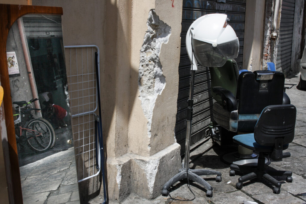 Life scenes in a street in the historic center of Palermo, scena quotidiana di vita nel centro storico di palermo