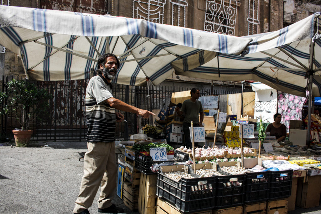 A seller of Ballarò Market in Palermo. Palermo, venditore del mercato.