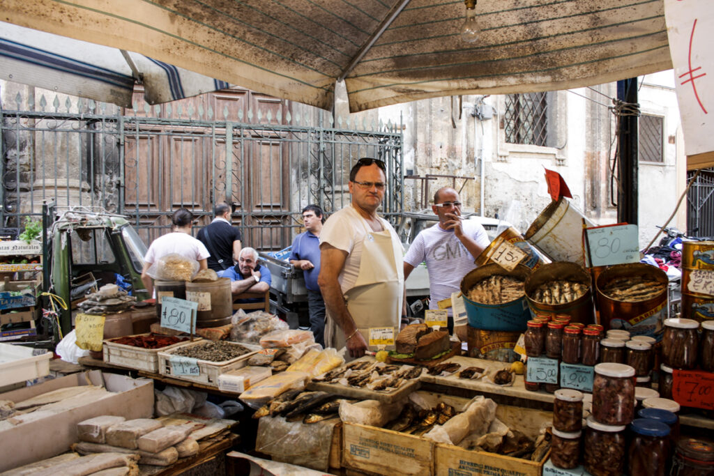 I venditori del mercato di Ballarò. Sellers in Ballarò Market, Palermo. 