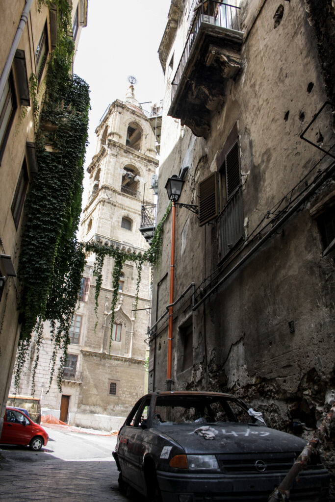 Palermo, centro storico, macchina abbandonata. palermo historic center with abandoned car