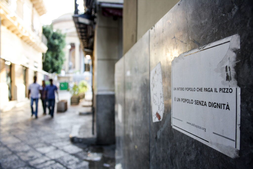 Palermo, pizzo, un popolo che paga il pizzo è un popolo senza dignità, muri di Palermo. Palermo walls